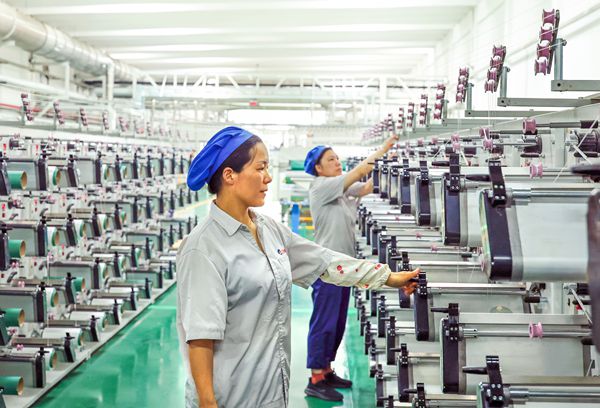 神特公司車間工人奮戰(zhàn)高溫紀實(照片)_副本